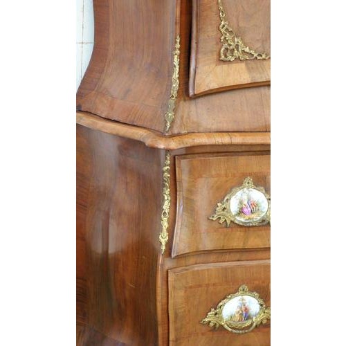 Dresden-Style Cabinet in Walnut, 1890 For Sale - Image 4 of 17