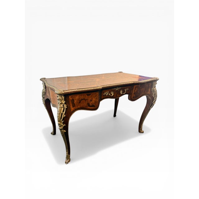 French 1940s Louis XV Style Inlaid Writing Desk With Ormolu Mounts & Marquetry Top (French Style Bureau Plat) For Sale - Image 3 of 18