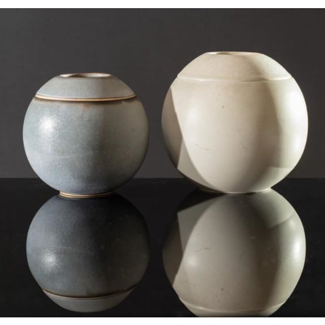 Mid-century modern set of two blue and white spherical stoneware vases Franco Bucci (Colbordolo, 1933 - Pesaro, 2002),...
