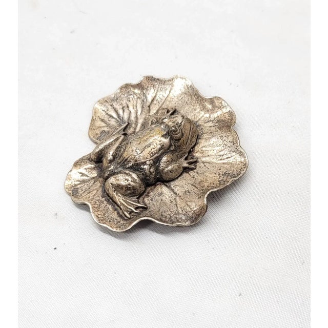1950s Vintage Signed Joseff of Hollywood Silvertone Frog on a Lillypad Brooch For Sale - Image 5 of 7