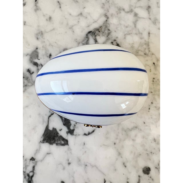 1960s Limoges France Hand Painted Porcelain Egg Jewelry, or Trinket Box Set of 2 For Sale - Image 5 of 10
