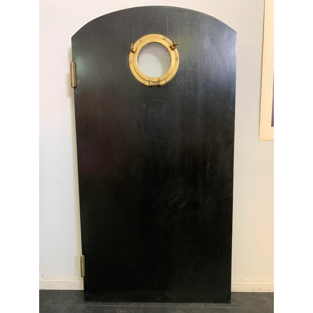 Porta honeycomb double face closure and forth. On the one hand it is in black stained oak, the other ivory and oak. At the...