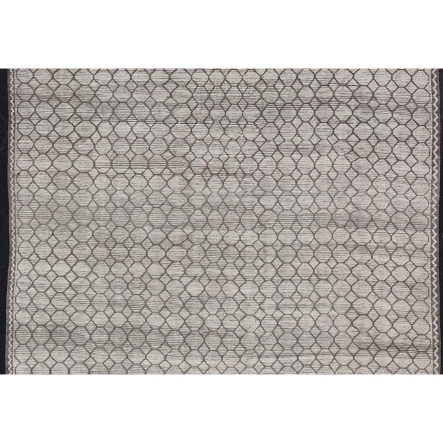 Modern Hand-Knotted Rug in Wool With All-Over Design in Light Gray & Off White For Sale In Atlanta - Image 6 of 11