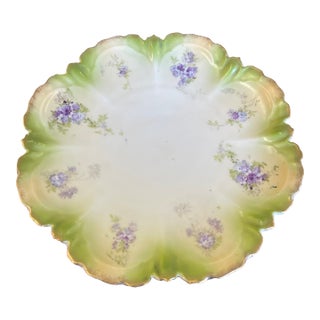 1970s Hand-Painted Cabinet Plate With Green and Gold Toned Ombre Border and Purple Floral Sprays For Sale