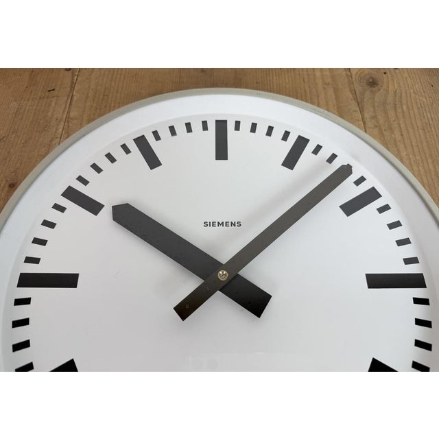 Vintage Industrial Factory Wall Clock from Siemens, 1970s For Sale - Image 10 of 18