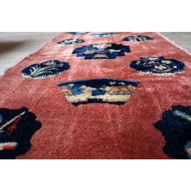 This handmade antique Chinese Art Deco rug from the 1920s is a striking example of early 20th-century design, blending...