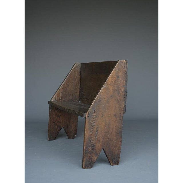 A small bench with a strong shape. Its attractive patina and size makes this bench a good hallway bench.