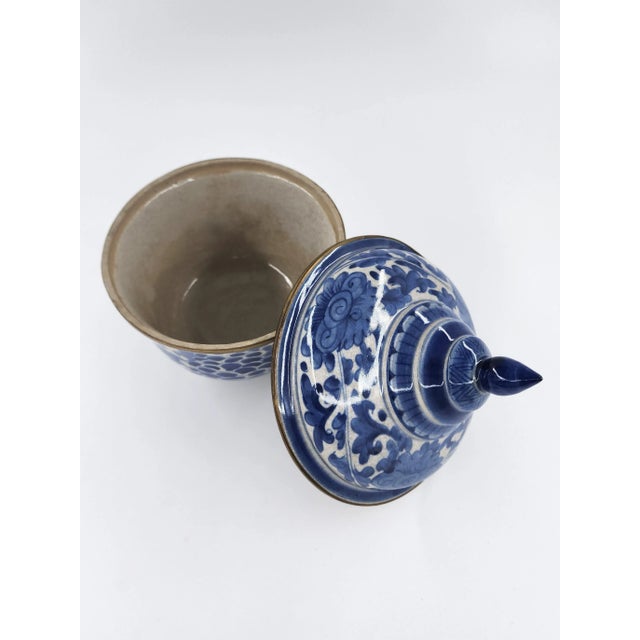 Mid-20th Century Jingdezhen China, Blue and White Covered Pagoda Jar With Brass Bands and Shunzhi Seal Mark For Sale - Image 4 of 12