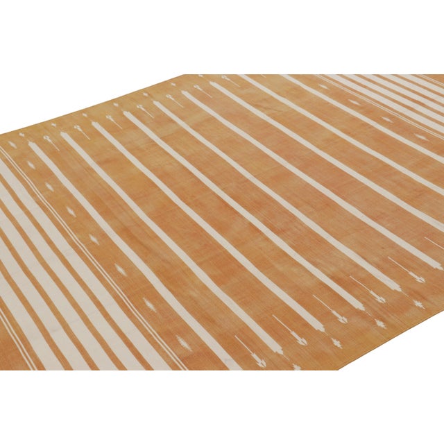 This contemporary 6x9 Dhurrie flat weave is an exciting new entry in Rug & Kilim’s esteemed custom-capable collection....