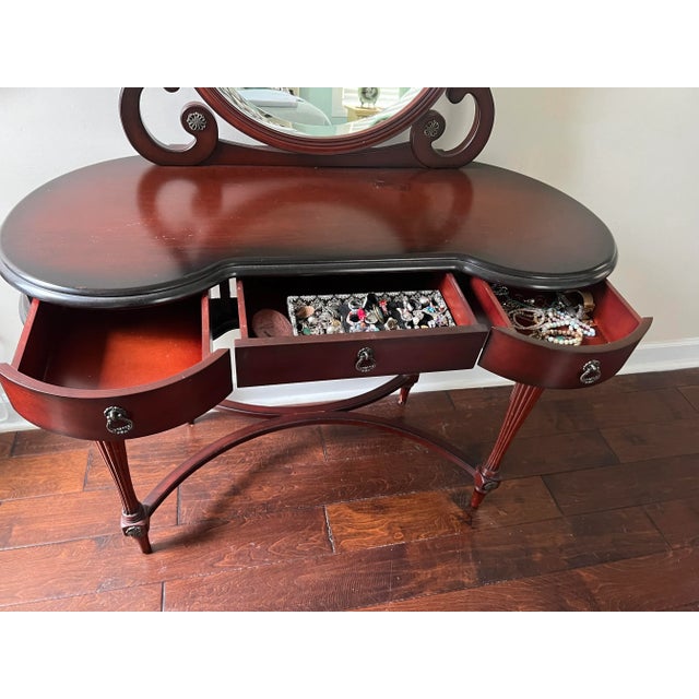 American Vintage Mahogany Bombay Company Vanity With Mirror and Antique Bench in Urban American Wavelength Linen For Sale - Image 3 of 9