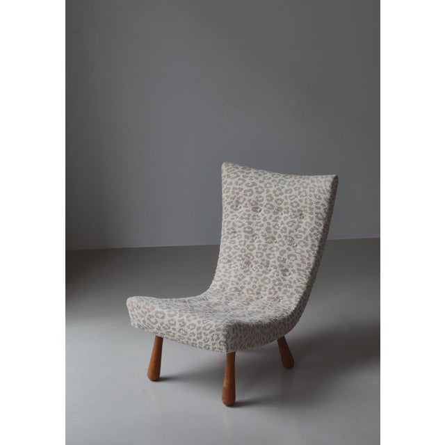 Wonderful lounge chair made in Sweden in the 1940s. The curves are similar to that of the contemporary clam chair. The...