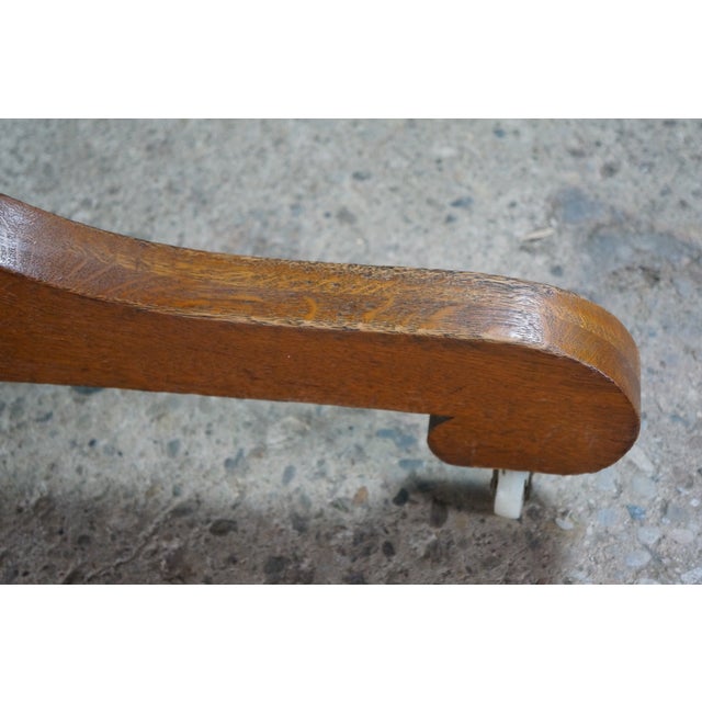 Late 19th Century Antique American Classical Victorian Scrolled Oak Round Extendable Dining Table For Sale - Image 5 of 18