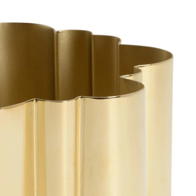 Metal bowl in a mix of matte and polished brass finishes in a delightful cloud shape. For decorative use only.