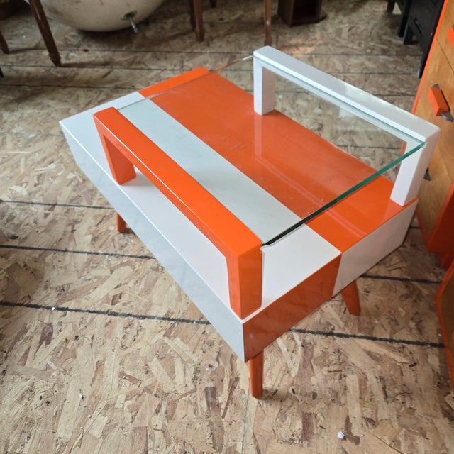 l'Orange Et Blanc Color Blocked Scheme 1953 MCM End Table For Sale - Image 4 of 15