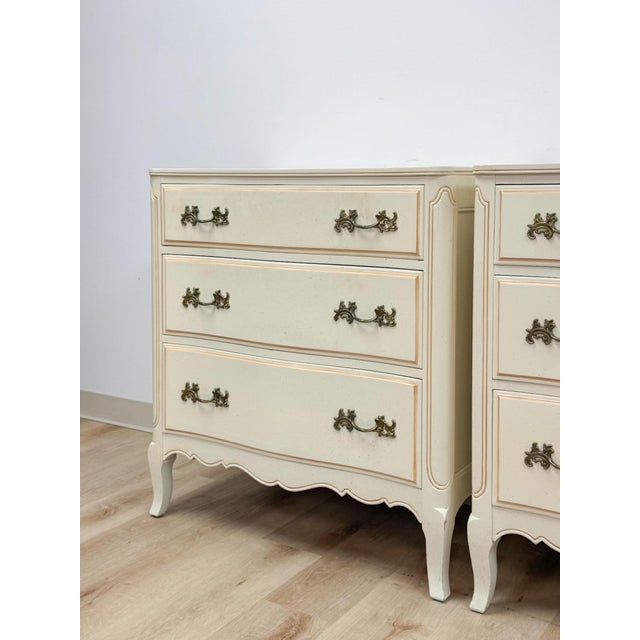 Vintage Pair of Chests French Provincial White 3 Drawer Cabriole Leg Nightstands For Sale - Image 4 of 18