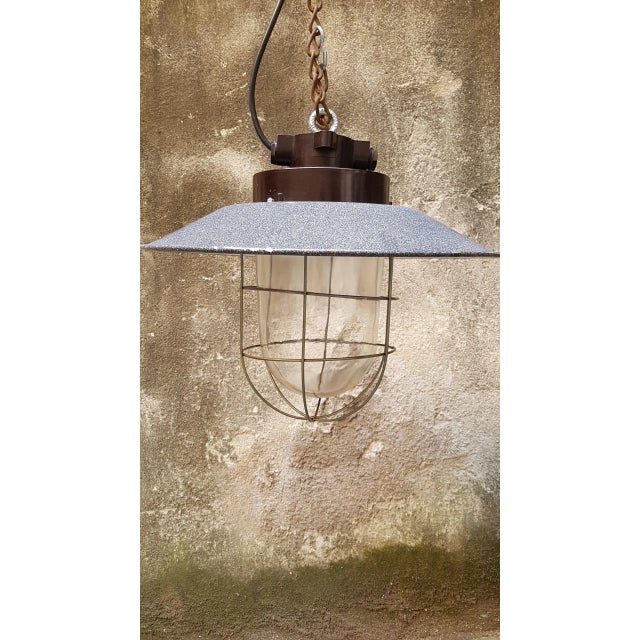 This 1940s Industrial lamp consists of enameled sheet metal and Bakelite. It originates from a factory in the former...