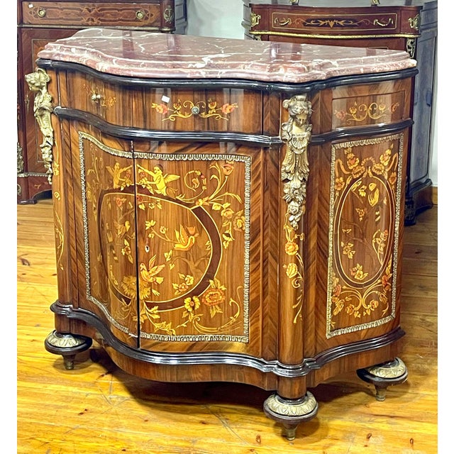 This exquisite French Louis XV-style bombe commode showcases an exceptional combination of richly figured wood, intricate...