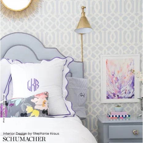 An iconic Schumacher design, Imperial Trellis epitomizes Hollywood Regency glamour.This is a double roll of wallpaper,...