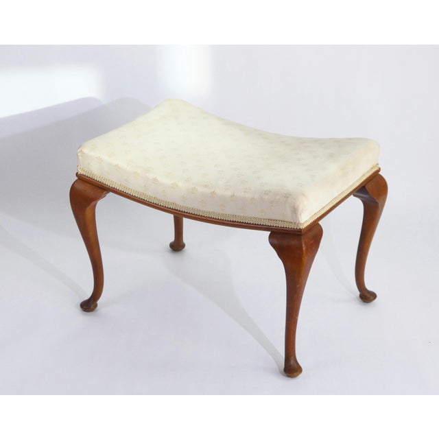 Antique Queen Ann Ottoman with Rectangular Wooden Cabriole Legs and White Upholstery, 1920s For Sale - Image 12 of 12