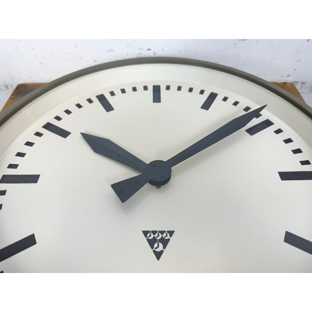 Large Industrial Grey Factory Wall Clock from Pragotron, 1960s For Sale - Image 11 of 16