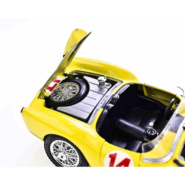 Bburago Ferrari 250 Testa Rossa (1957) Competition Spider Scale 1:18, Made in Italy A striking die-cast model of the...