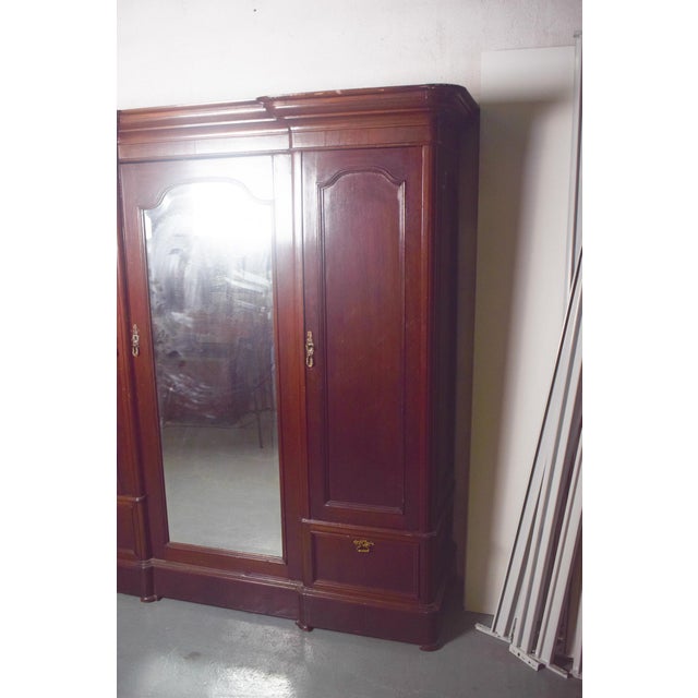 This English Romantic wardrobe, crafted in rich mahogany, is a fine example of elegance and practicality combined. Its...