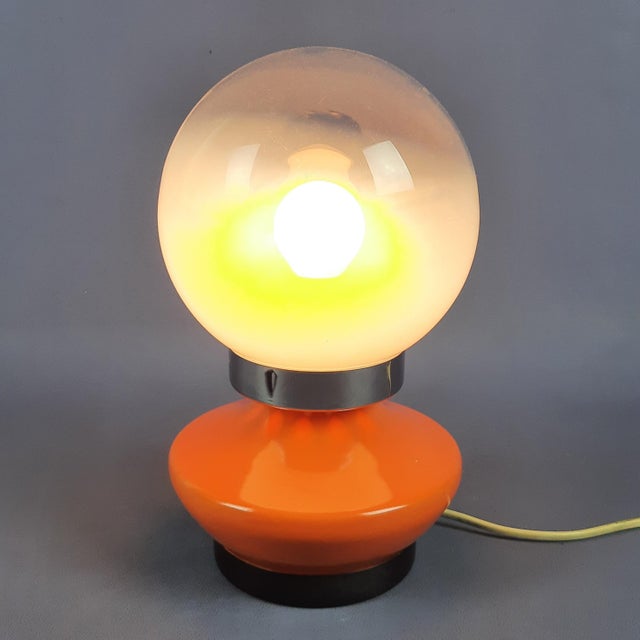 This beautiful vintage UFO table lamp is a unique piece of Space Age design. Featuring a bold, contemporary style...