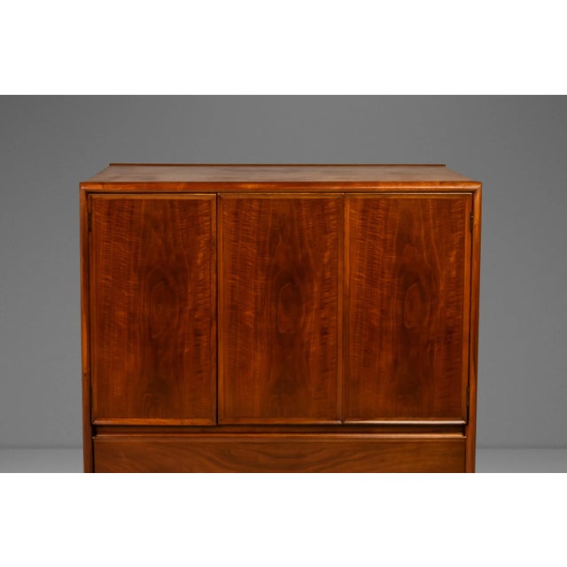 Mid-Century Modern Gentleman's Dresser in Walnut by Barney Flagg for Drexel, Parallel Line, Usa, Circa 1960s For Sale In Orlando - Image 6 of 12