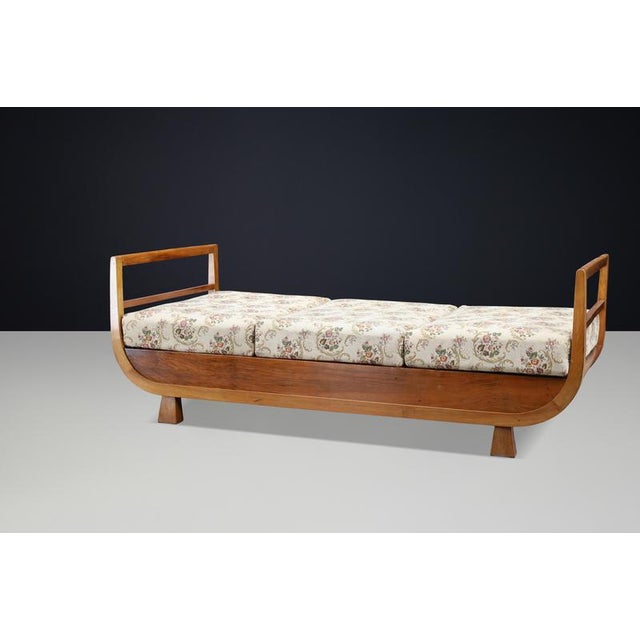 Art Deco Walnut Daybed attributed to Jindřich Halabala, 1930s For Sale - Image 6 of 16