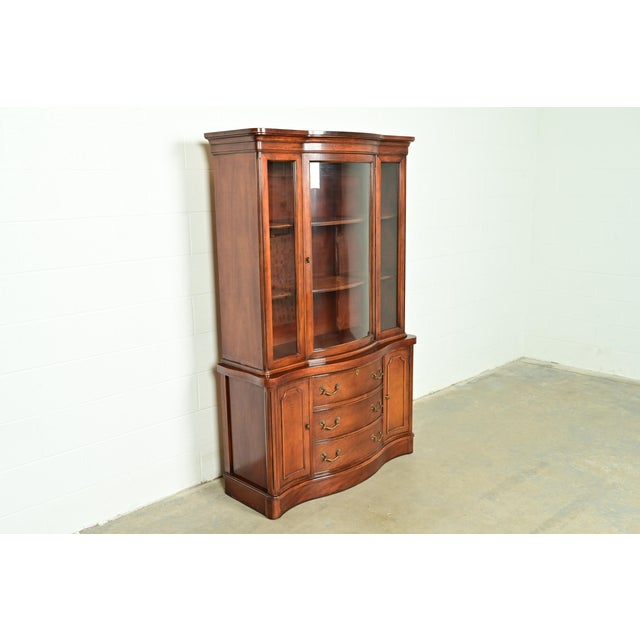 Baker Furniture Company Baker Furniture Style Georgian Carved Mahogany Breakfront Bookcase Cabinet, Circa 1950s For Sale - Image 4 of 12