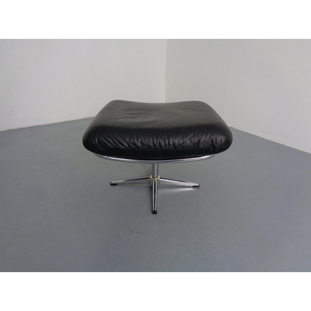 Ottoman in black leather and aluminum frame from the 1960s.