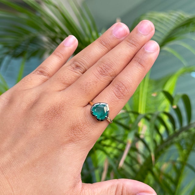 Georgian Era Inspired Button Back Set 2.37 Ct Emerald Heart Ring Size 6 in 18k Gold For Sale - Image 11 of 17