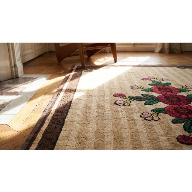 1940s Beige Floral Folk Art Antique American Hooked Rug 2' 10" X 5' 10" Handknotted Wool Carpet For Sale In New York - Image 6 of 7