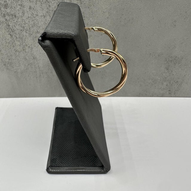 Contemporary 14kt Yellow Gold Twisted Hoop Earrings – 1 1/16in, 2.9mm, 2g, New, A Pair For Sale - Image 3 of 5