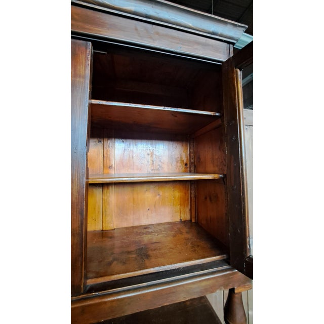 Vintage Tuscan Showcase, 1920s, in Good conditions. Designed 1920 to 1949