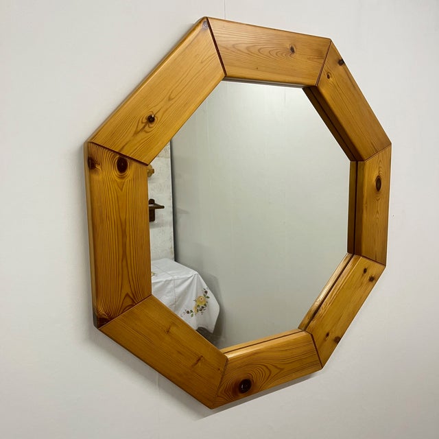 Large octagonal pine mirror, Scandinavian style, 1980 Dimensions: Diameter: 80 cm Depth: 3 cm Good overall condition,...