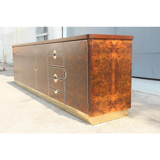 Brown Walnut Burl and Brass Sideboard by Carlo Torriggiani, 1970 For Sale - Image 8 of 16