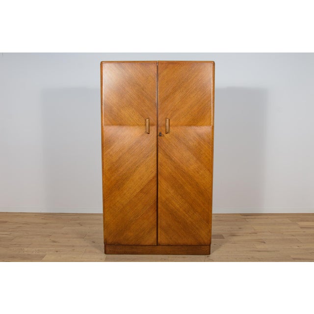 This Art Deco oak wardrobe was manufactured by the British manufacturer Fitrobe around the 1930s. A wardrobe with elegant,...