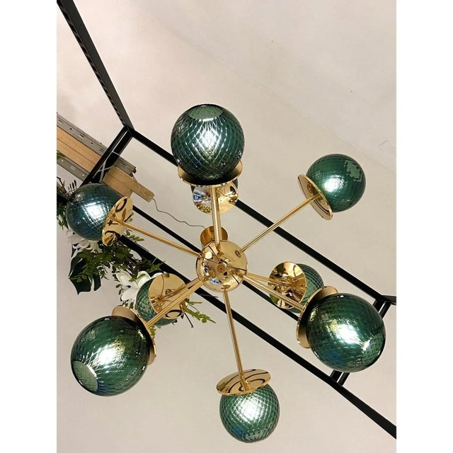 Scenographic sputnik chandelier with green- spheres in Murano glass ."ballotton" is a traditional working of Murano glass....