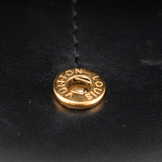 Louis Vuitton Black Epi Leather M53732 Honfleur Noir Convertible Baguette Bag For Sale - Image 10 of 15