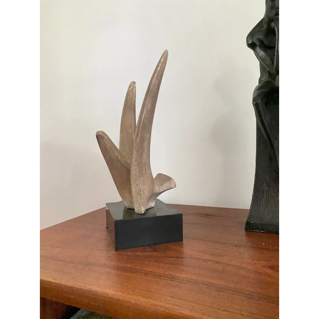 Signed Austin dove statue. Made of durastone. Very good vintage condition. One of the wings is chipped. Measurements: 14...