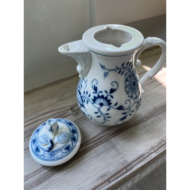 Vintage Mid 20th Century Meissen Blue Onion Demitasse Coffee Pot With Rosebud Finial Lid For Sale - Image 10 of 12