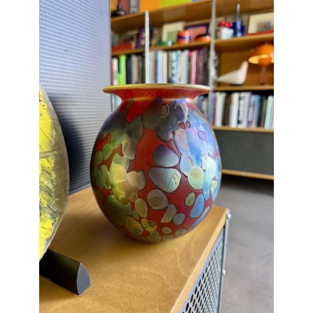 Mid-Century Modern Robert Eickholt 2006 Signed Strawberry Iridescent Studio Art Glass Vase For Sale - Image 3 of 14