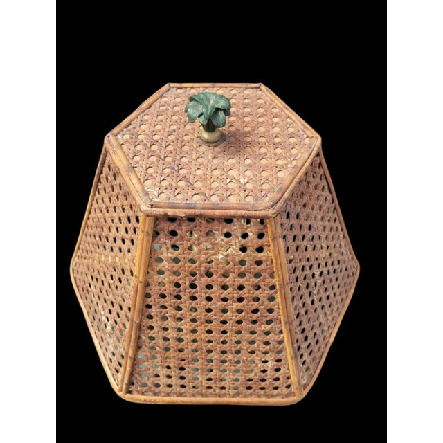 1980s Vintage Tole Metal Palm Leaf Faux Bamboo Cache Pot Regency Wicker Shade Table Lamp For Sale - Image 5 of 9