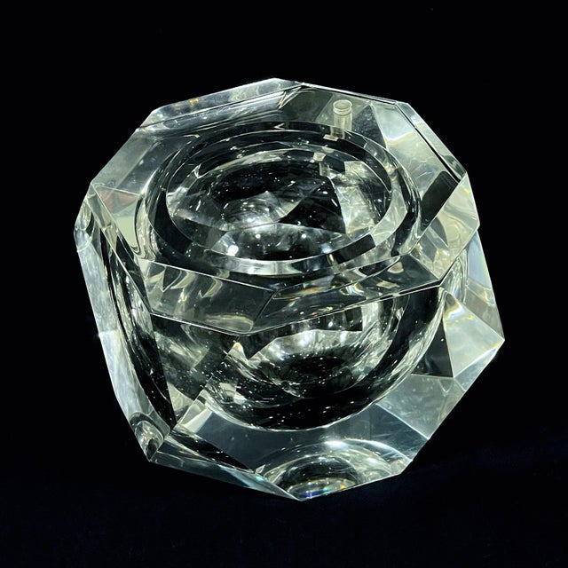 Plastic 1900s Hollywood Regency Carole Stupell Faceted Lucite Ice Bucket For Sale - Image 7 of 9