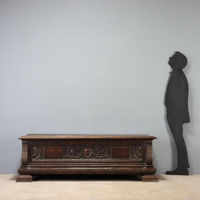 Walnut chest dating from the first quarter of the 18th century, an example of the Baroque period. The front is enriched...