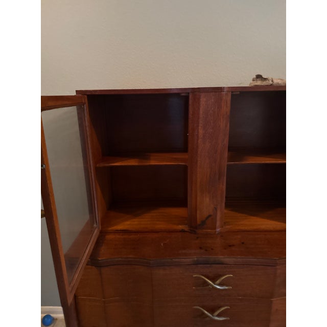 Brown Saltman 1950s Mid-Century Modern Brown-Saltman Two-Piece Walnut China Cabinet Credenza For Sale - Image 4 of 12
