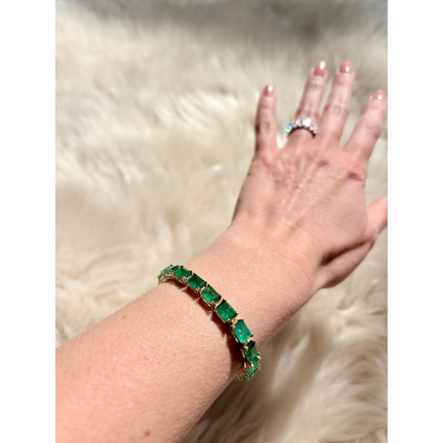 24 Carat Natural Emerald Tennis Bracelet, 14 Karat Yellow Gold, 17.5gm, 7 Inch For Sale In New York - Image 6 of 8