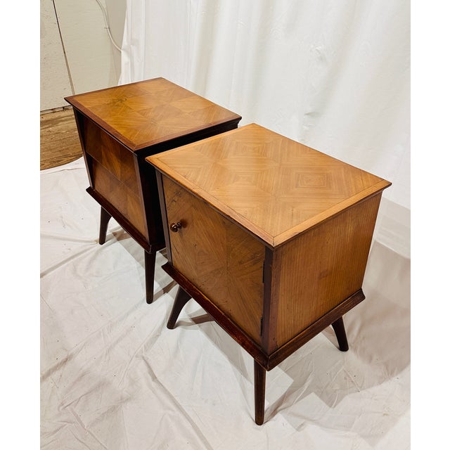Brown Walnut Mid Century Modern Paire De Petites Tables De Nuit With Checkered Burl Tops For Sale - Image 8 of 13