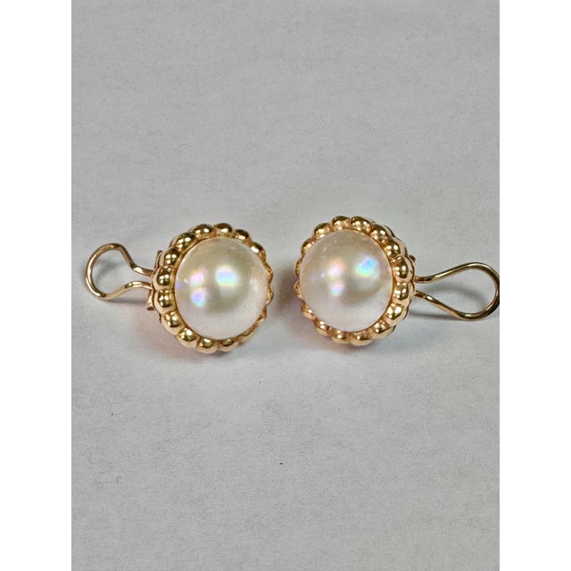 Mid 20th Century 14k Yellow Gold Vintage Mabe Pearl Button Earrings, Mid-20th Century For Sale - Image 5 of 8